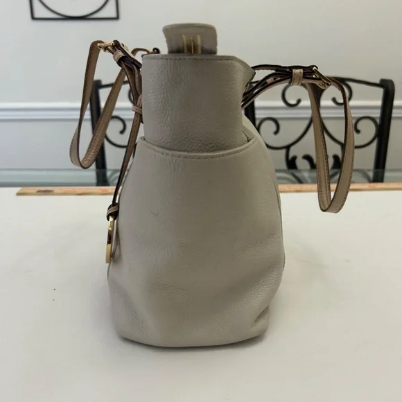 Michael Kors Jet Set Soft Leather Tote in Stone/Ecru w/Tan straps & Gold accents - Picture 5 of 16